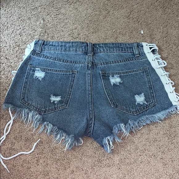 Fashionnova light denim shorts - Picture 3 of 3